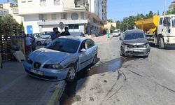 Hafif ticari araç ile otomobil çarpıştı