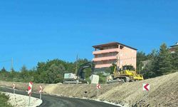 Heyelan sebebiyle ulaşıma kapanan yol ulaşıma açıldı