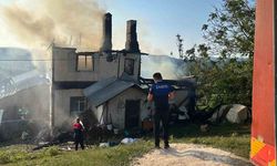 İki katlı ahşap evde yangın çıktı