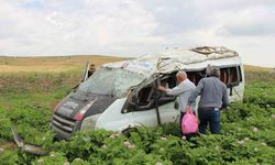Minibüs tarlaya uçtu: 1 ölü, 4 yaralı