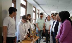 Ortaokul öğrencileri atık malzemelere hayat verdi