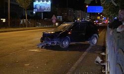 Otomobil demir korkuluklara çarptı: 2 kişi yaralandı