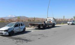 Otomobil direğe çarptı: Sürücü ağır yaralandı