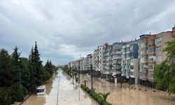 Trabzon’da eski devlet sahil yolu sular altında kaldı
