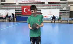 Tek eliyle takımına güç veriyor