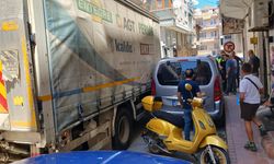 Dar sokağa girdi, arabaya çarptı