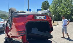 Devrilen otomobildeki 4 kişi yaralandı