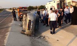 Hafif ticari araç devrildi, 3 kişi yaralandı