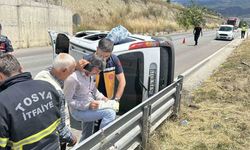 Hafif ticari araç yan yattı: 2 yaralı