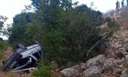 Şarampole yuvarlanan otomobildeki 3 kişi yaralandı