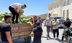 Tonlarca karpuzu satın aldı, ücretsiz dağıttı