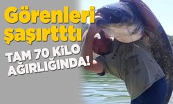 70 kilogramlık balıkla poz verdi
