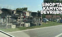 Seyir halindeki kamyon devrildi
