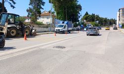 Sinop'ta su borusu patladı, trafik tek şeride indirildi
