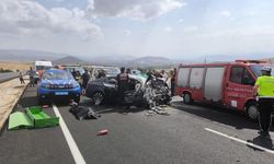 İki otomobilin çarpıştığı kazada 4 kişi öldü, 2 kişi yaralandı