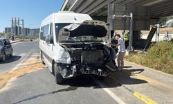 Minibüs ile ticari aracın çarpıştığı kazada 10 kişi yaralandı