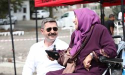 76 yaşındaki engelli kadın, ömründe ilk kez denizi gördü