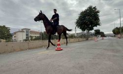 Heyecanını yenmek için motosiklet yerine atla parkura girdi