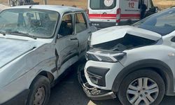İki otomobil çarpıştı: 5 kişi yaralandı