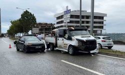 Kamyonet ile otomobil çarpıştı: 3 kişi yaralandı