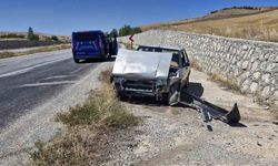 Kontrolden çıkan  otomobil duvara çarptı: 2 yaralı
