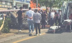 Kontrolden çıkan otomobil refüje devrildi