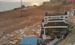 Market kamyonu şarampole devrildi