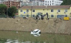 Samsun’da araç ırmağa düştü