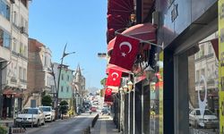 Sinop'ta esnafa Türk bayrağı hediyesi