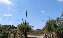 Yıkılmak üzere olan elektrik direği halkı korkutuyor