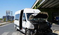 Yolcu minibüsü ile ticari araç çarpıştı: 10 yaralı
