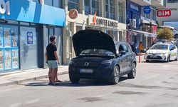 Sinop’ta aracın motorunda mahsur kalan kedi kurtarıldı