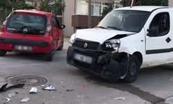 Sinop kent merkezinde iki otomobil çarpıştı