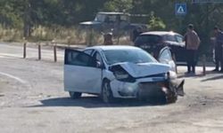 İki otomobil çarpıştı, yaralılar var