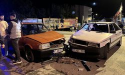 Otomobiller çarpıştı, iki kişi yaralandı