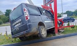Akaryakıt istasyonunda kaza: 3 yaralı
