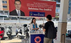 Belediyeden üniversiteye kayıt yaptırmaya gelen öğrencilere ikram