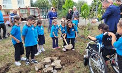 Öğrenciler eğitim yılına fidan dikerek başladı