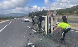 Otomobil devrildi, 3 kişi yara almadan kurtuldu