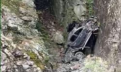 Araç uçuruma yuvarlandı: 1 ölü, 1 yaralı
