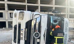 Devrilen tırın sürücüsü yaralandı