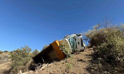 Freni boşalan hafriyat kamyonı devrildi