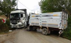 İki kamyon kafa kafaya çarpıştı: 2 yaralı