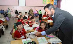 Karabük Belediyesi öğrencilere "okula başlangıç seti" hediye etti
