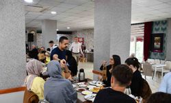 Üniversiteye başlayan öğrenciler protokolle kahvaltıda buluştu