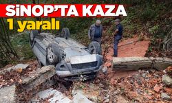 Sinop’ta otomobil istinat duvarından düştü