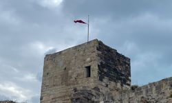 Sinop’ta fırtına kale burcundaki bayrağı yıprattı