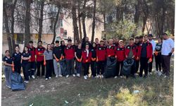 Üniversite öğrencileri ormanlık alanda çevre temizliği yaptı