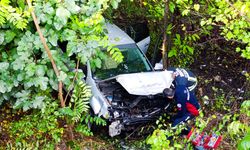 Bahçeye devrilen otomobildeki 4 kişi yaralandı
