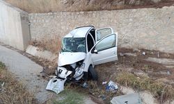 Bariyere çarpan otomobilin sürücüsü yaralandı